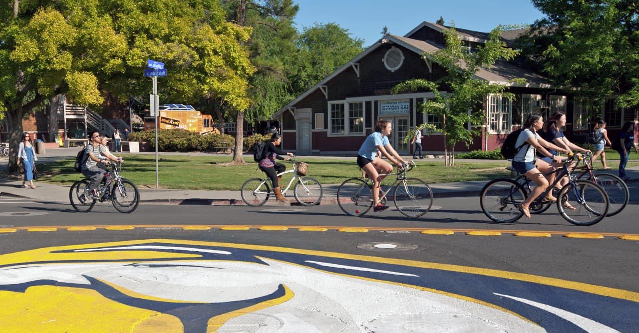 students riding around the uc davis bike circle