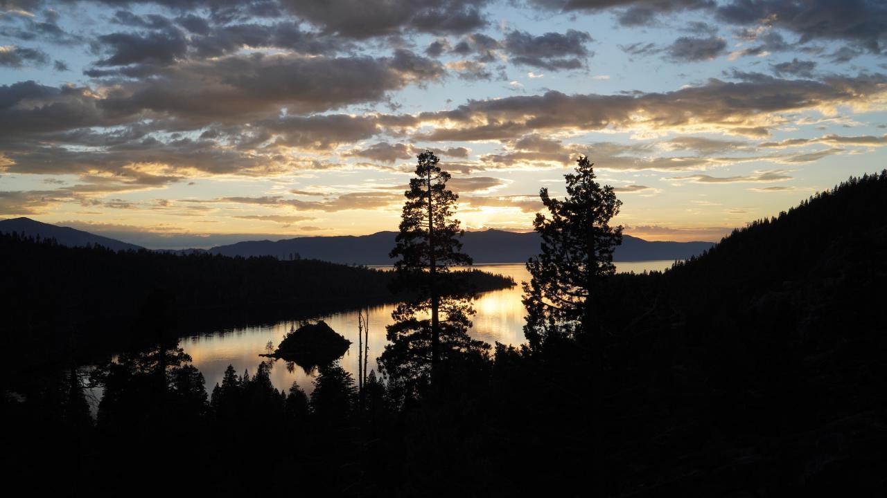 A scenic picture of Lake Tahoe at sunrise. 